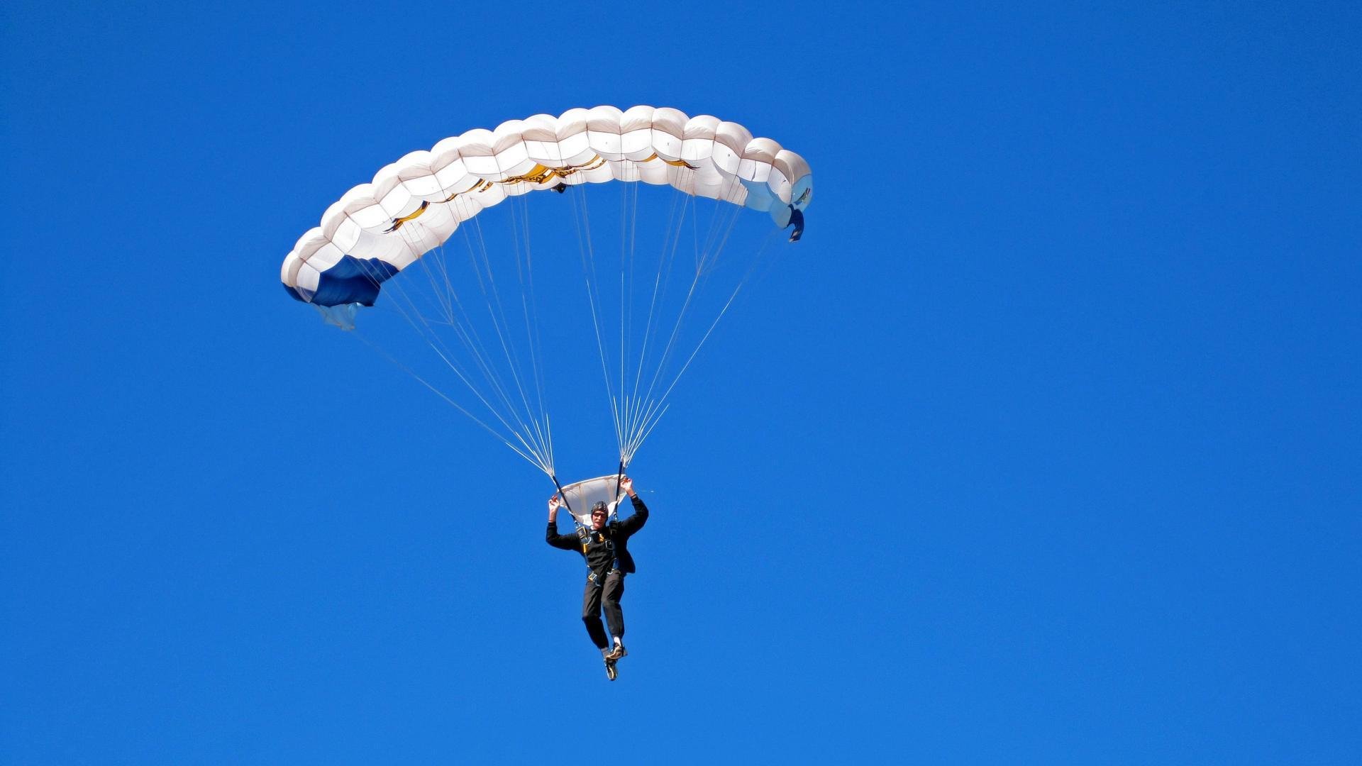 特色篮球元素融入城市夜景，营造文化氛围，篮球场夜景壁纸图片